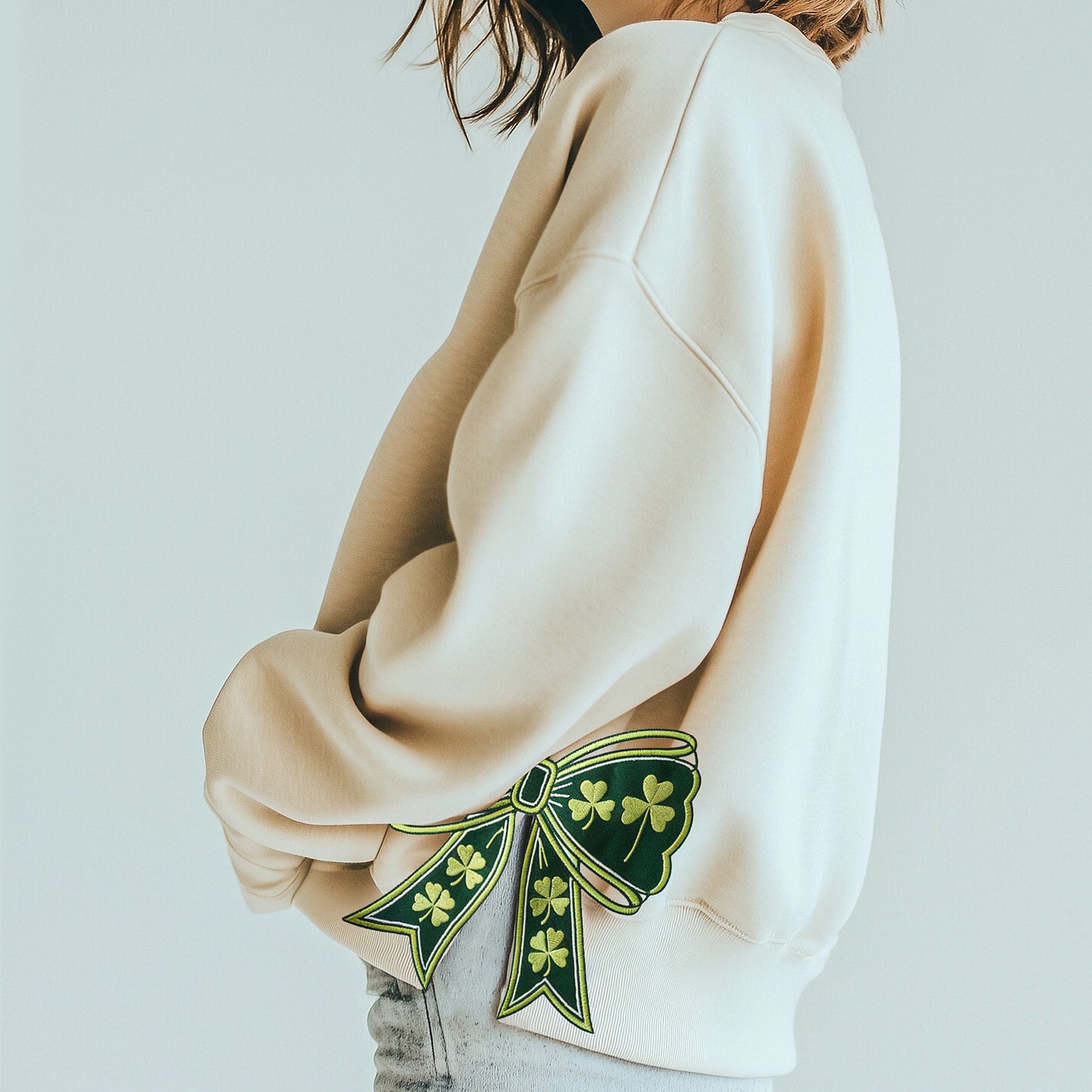 Sweat-shirt porte-bonheur pailleté pour la Saint-Patrick - Nœud appliqué sur le côté