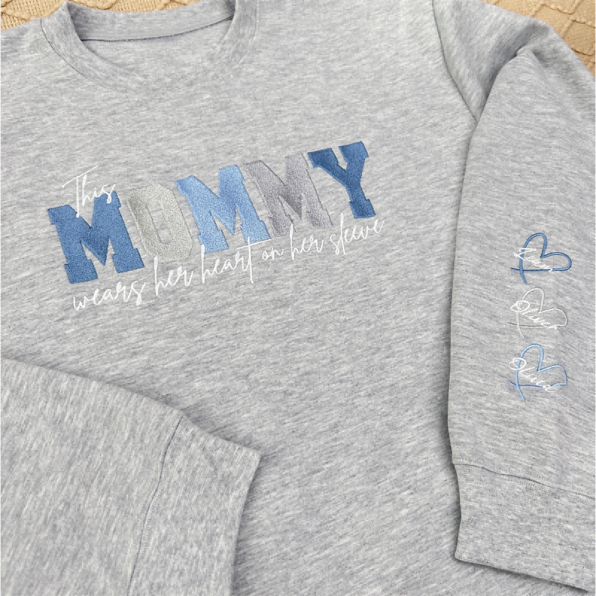 Sweat-shirt brodé personnalisé avec un cœur sur la manche : un cadeau attentionné pour maman et grand-mère
