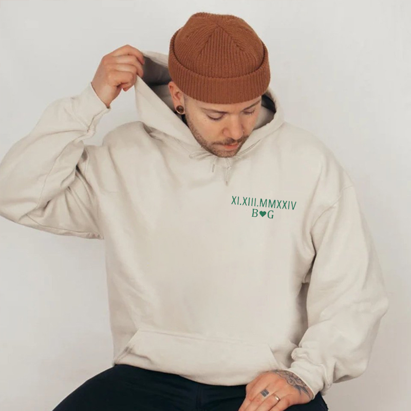 Sweat-shirt personnalisé brodé avec chiffres romains et initiales