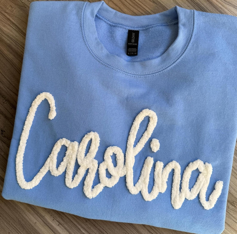 Sweat-shirt brodé en fil chenille personnalisé