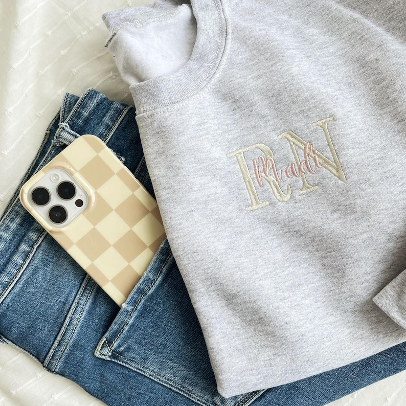 Sweat-shirt RN brodé personnalisé avec nom personnalisé