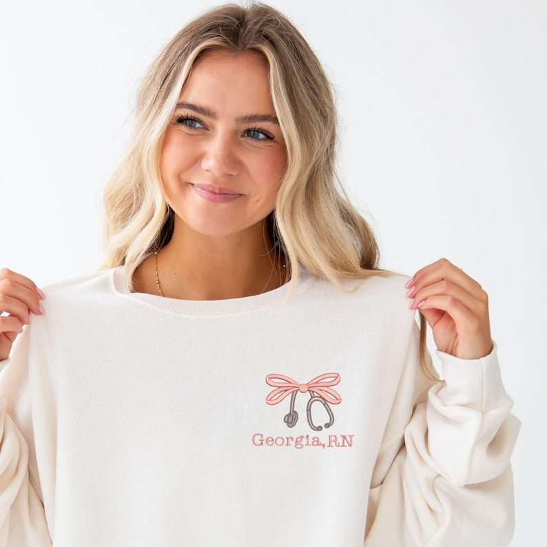 Sweat-shirt brodé personnalisé avec nœud à double boucle pour infirmière