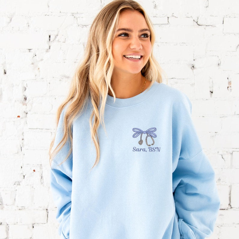 Sweat-shirt brodé personnalisé avec nœud à double boucle pour infirmière