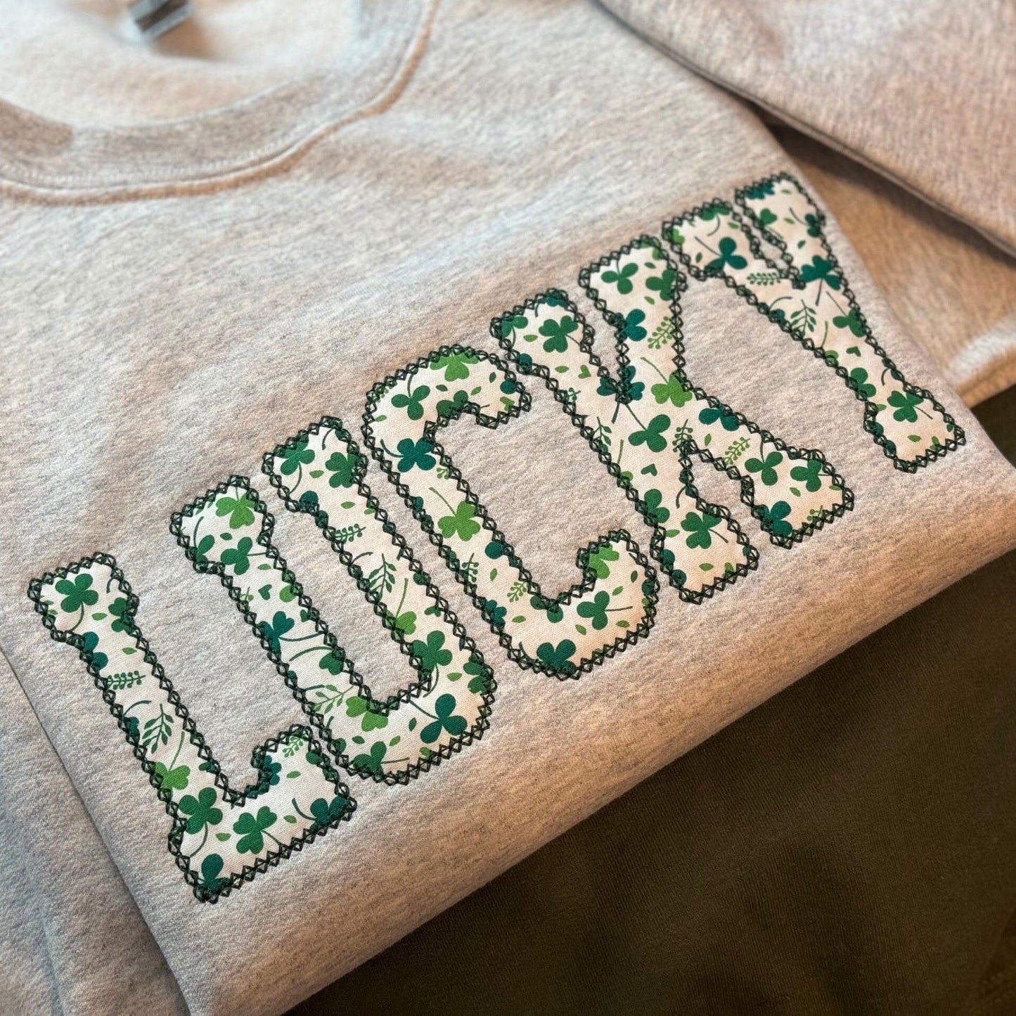 Sweat-shirt brodé trèfle porte-bonheur de la Saint-Patrick