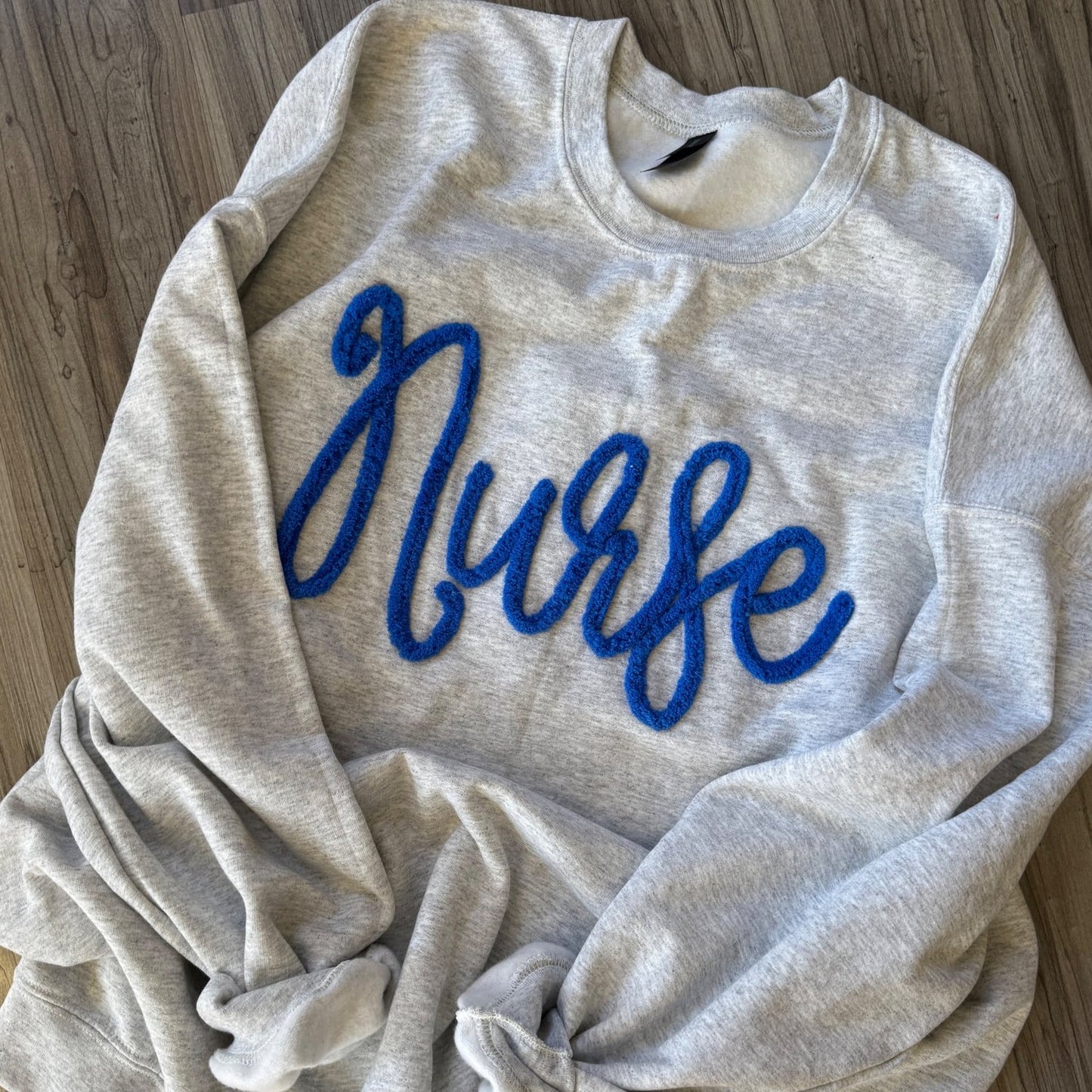 Sweat-shirt brodé en fil chenille personnalisé
