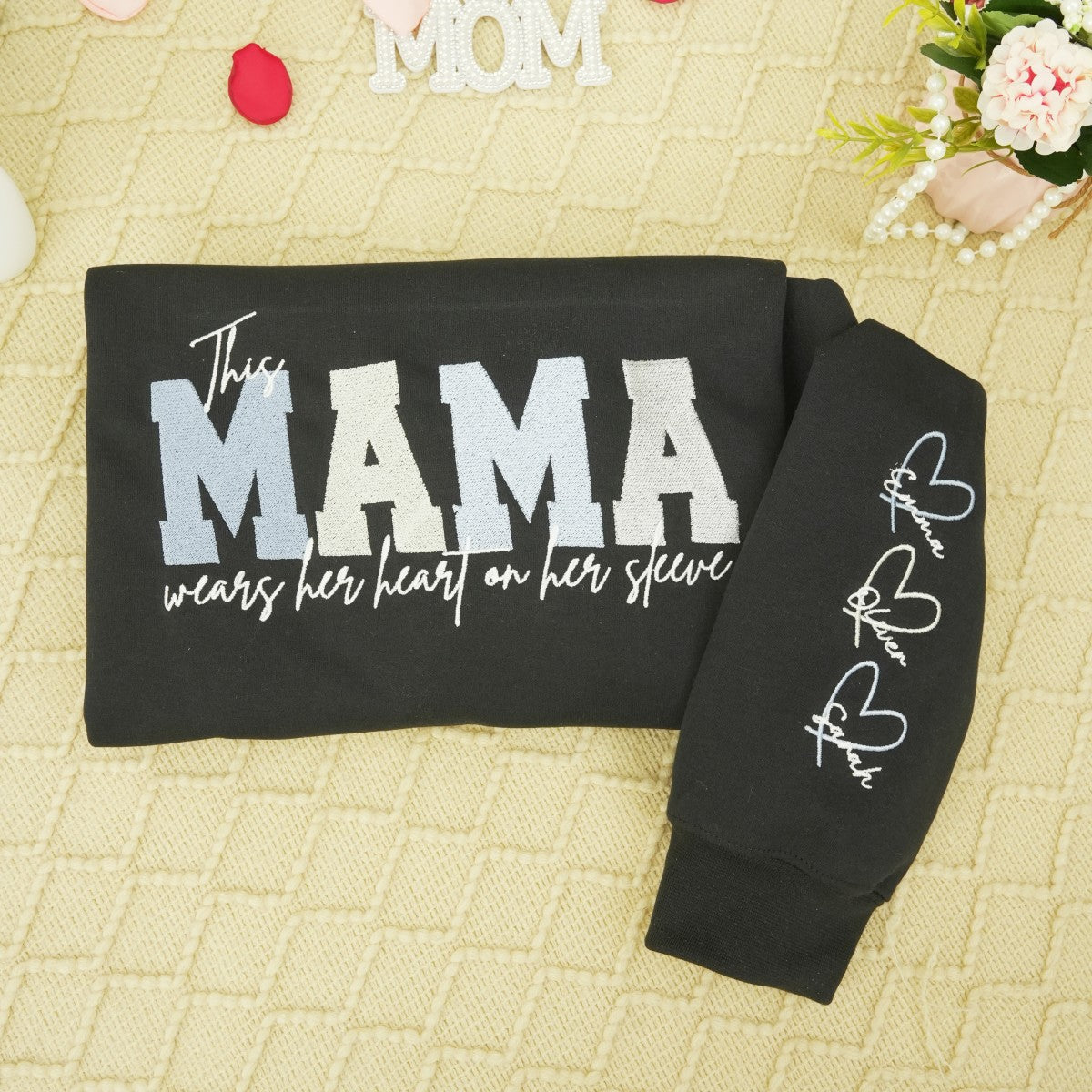 Sweat-shirt brodé personnalisé avec un cœur sur la manche : un cadeau attentionné pour maman et grand-mère