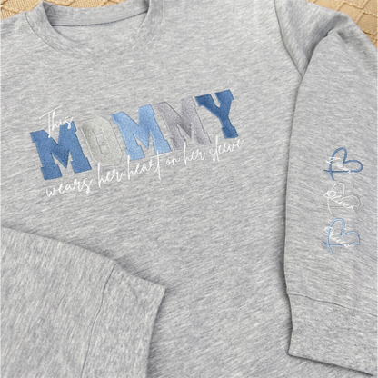 Sweat-shirt brodé personnalisé avec un cœur sur la manche : un cadeau attentionné pour maman et grand-mère