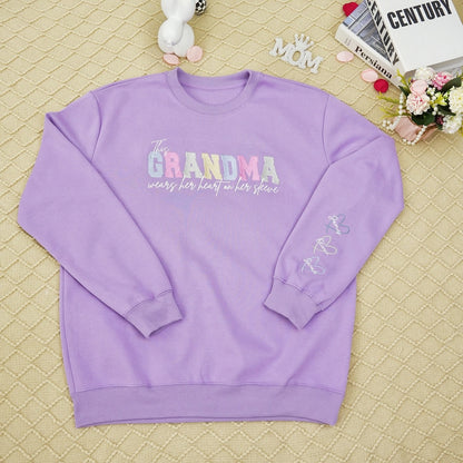 Sweat-shirt brodé personnalisé avec un cœur sur la manche : un cadeau attentionné pour maman et grand-mère