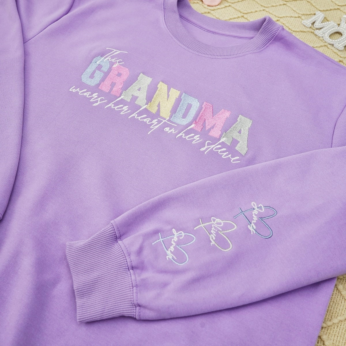 Sweat-shirt brodé personnalisé avec un cœur sur la manche : un cadeau attentionné pour maman et grand-mère