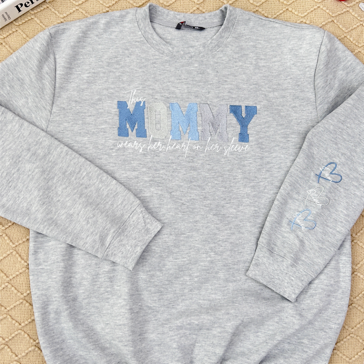 Sweat-shirt brodé personnalisé avec un cœur sur la manche : un cadeau attentionné pour maman et grand-mère