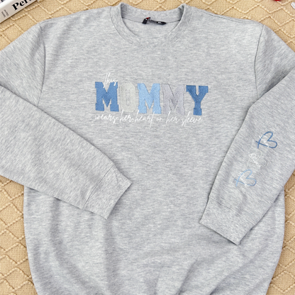 Sweat-shirt brodé personnalisé avec un cœur sur la manche : un cadeau attentionné pour maman et grand-mère
