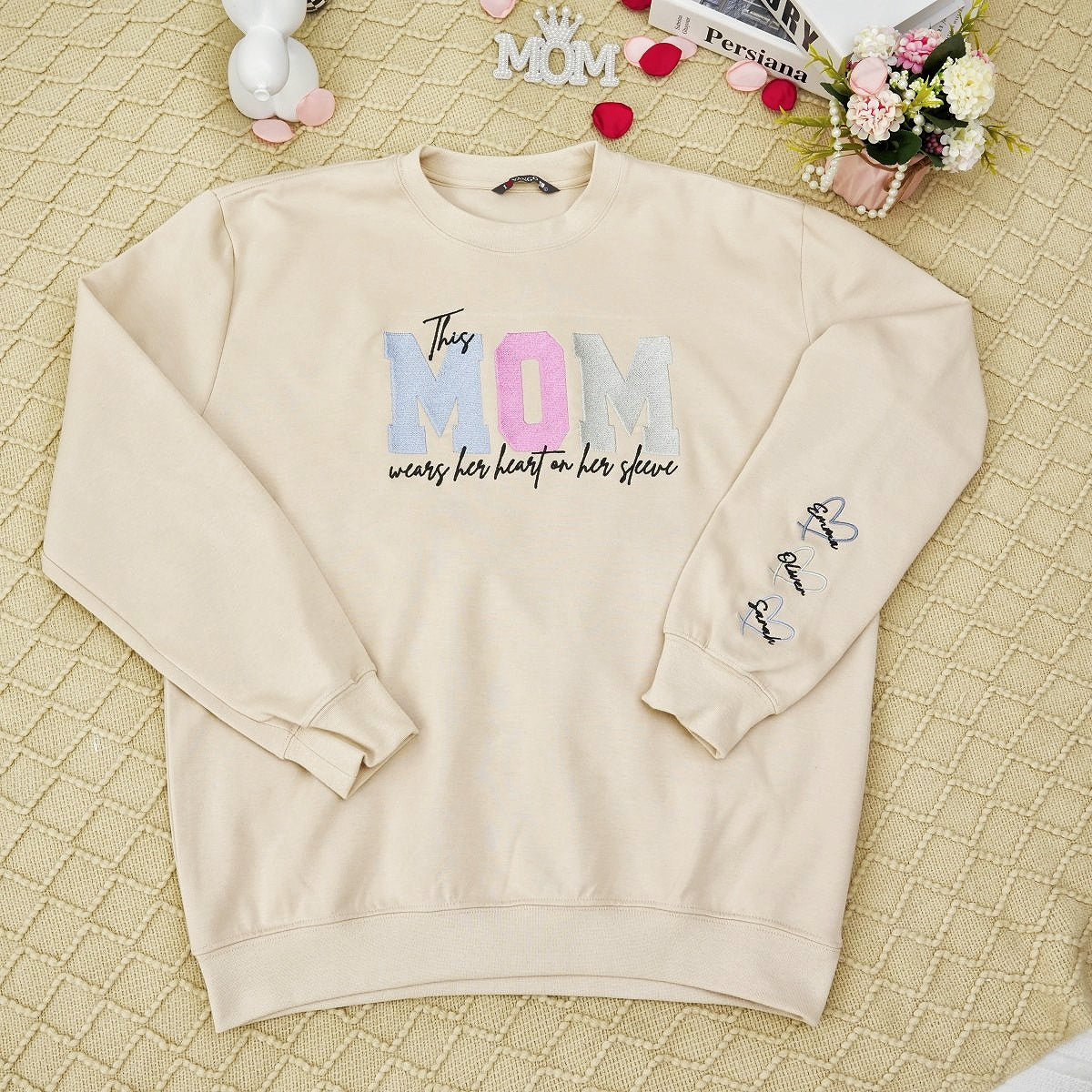 Sweat-shirt brodé personnalisé avec un cœur sur la manche : un cadeau attentionné pour maman et grand-mère