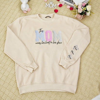 Sweat-shirt brodé personnalisé avec un cœur sur la manche : un cadeau attentionné pour maman et grand-mère