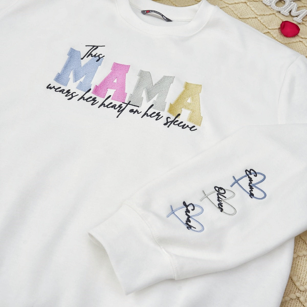 Sweat-shirt brodé personnalisé avec un cœur sur la manche : un cadeau attentionné pour maman et grand-mère