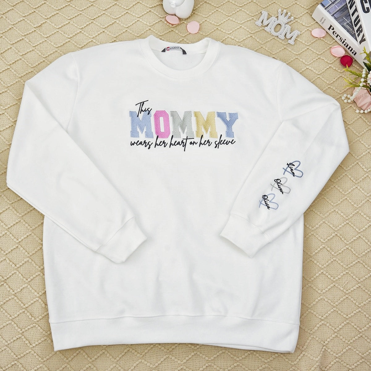 Sweat-shirt brodé personnalisé avec un cœur sur la manche : un cadeau attentionné pour maman et grand-mère