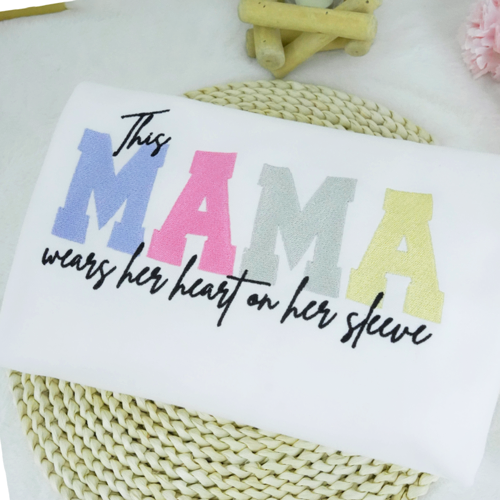 Sweat-shirt brodé personnalisé avec un cœur sur la manche : un cadeau attentionné pour maman et grand-mère