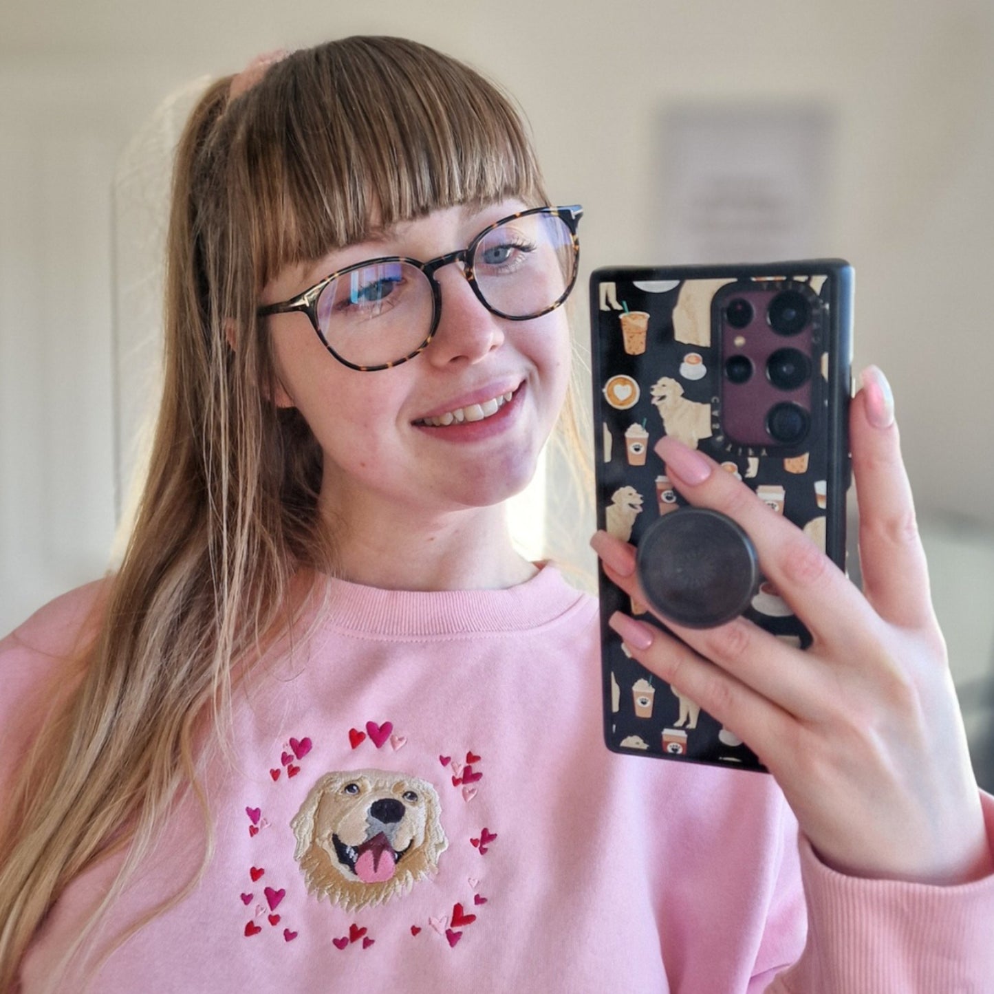 Sweat-shirt brodé avec portrait d'animal et cœurs