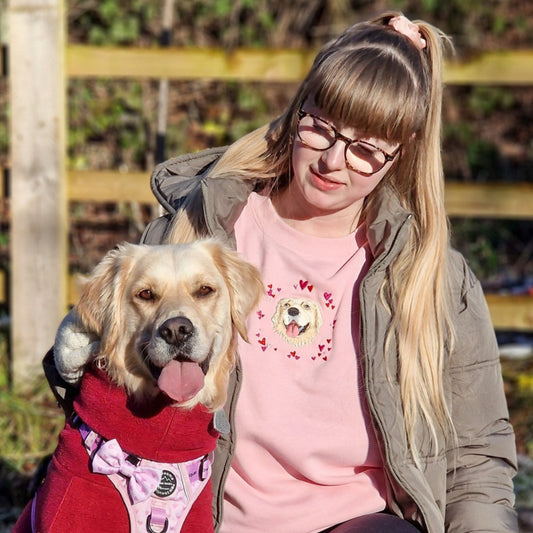 Sweat-shirt brodé avec portrait d'animal et cœurs