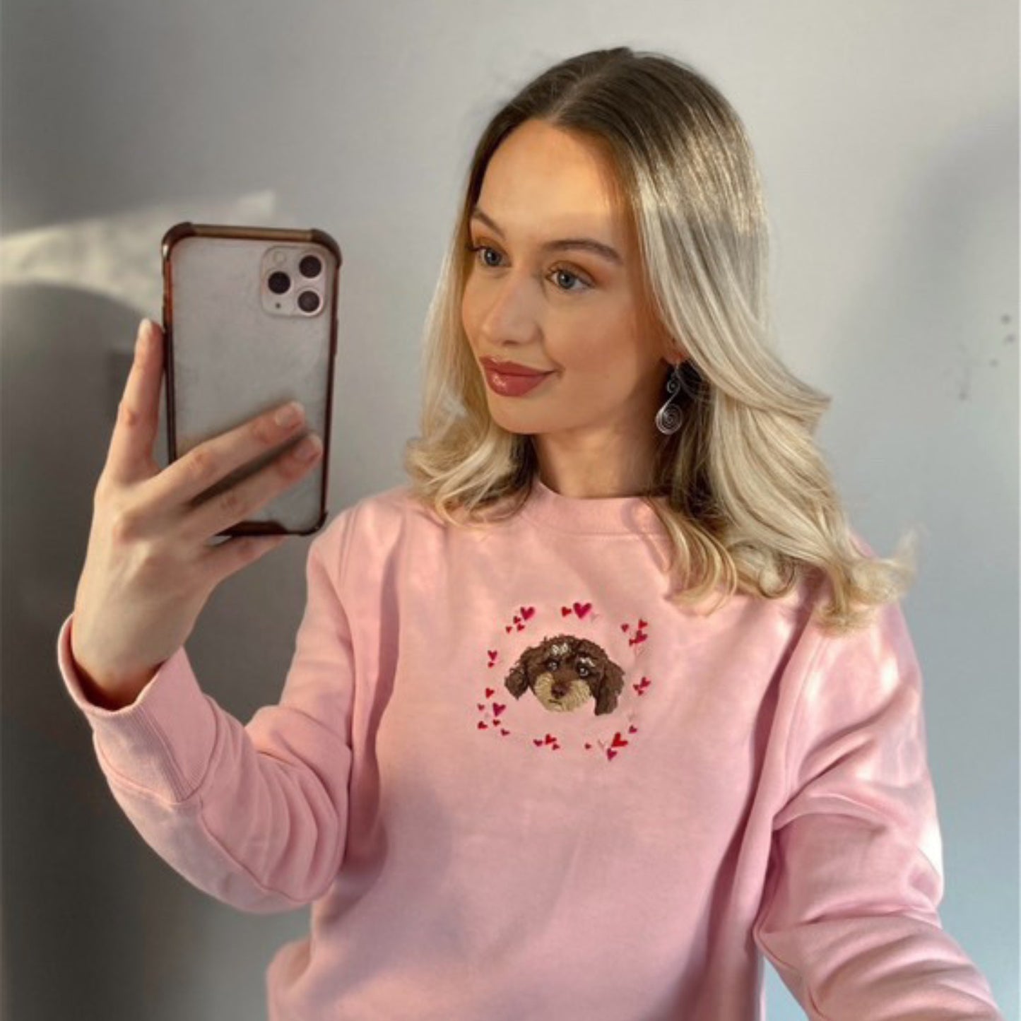 Sweat-shirt brodé avec portrait d'animal et cœurs