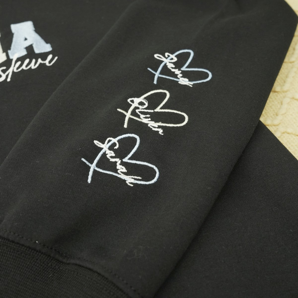 Sweat-shirt brodé personnalisé avec un cœur sur la manche : un cadeau attentionné pour maman et grand-mère