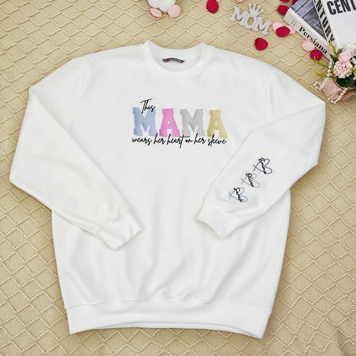 Sweat-shirt brodé personnalisé avec un cœur sur la manche : un cadeau attentionné pour maman et grand-mère